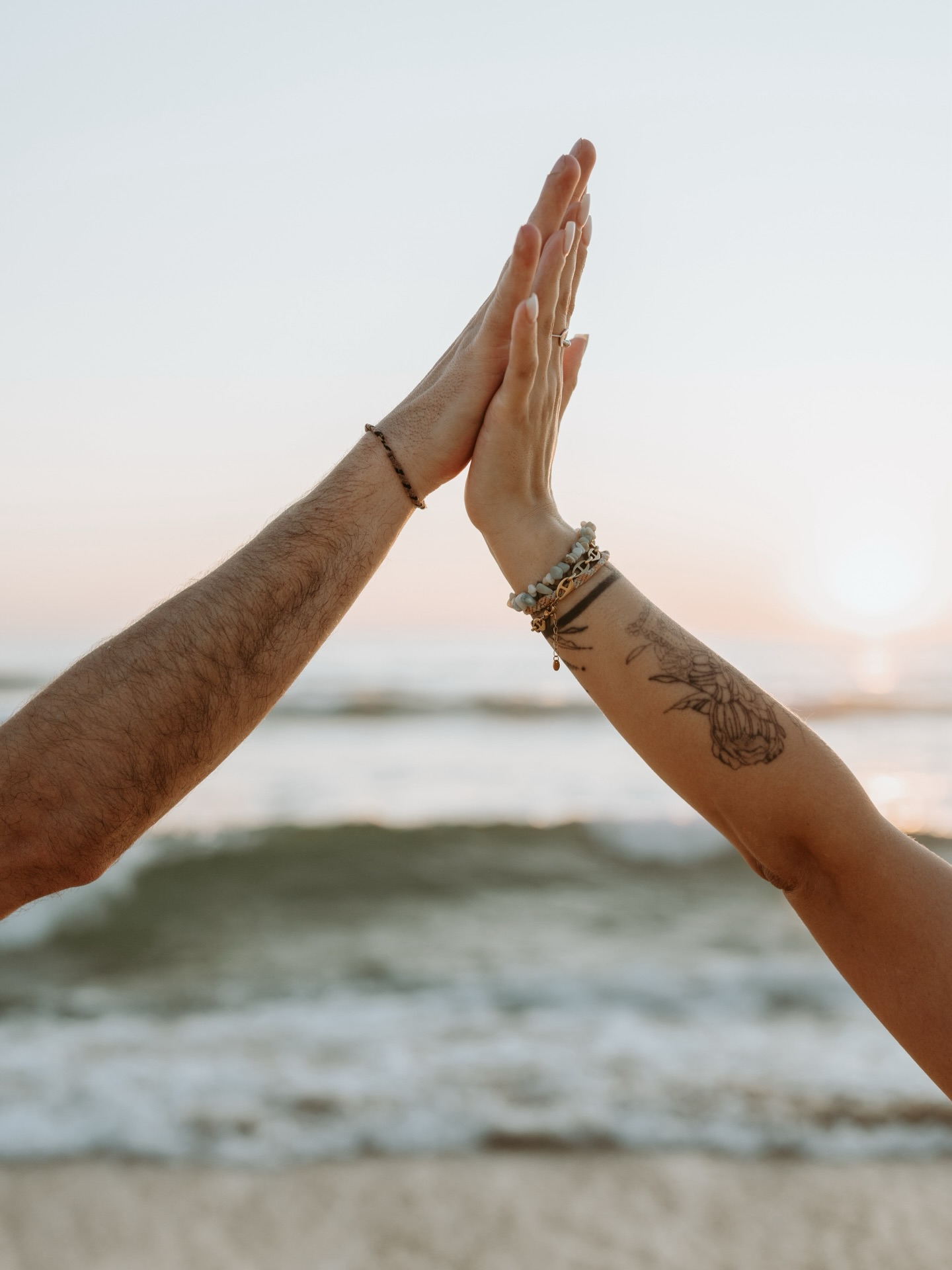 Le vrai secret d’une séance réussie, il est invisible.  Je n’en parle pas souvent et pourtant : l’aspect humain est primordial dans mon approche. 

Je souhaite sincèrement que chaque séance photo soit un réel moment de partage. J’aime apprendre à vous connaître, savoir qui vous êtes, ce qui compte pour vous, entendre vos histoires de famille. Parce que je crois profondément que c’est la connexion qu’il y a entre nous qui va vous permettre d’être à l’aise et de vous ouvrir pendant la séance.   Aussi parce que je mets du cœur dans ce que je fais, et j’ai besoin que ça soit réciproque. Si vous venez à moi, c’est parce que vous cherchez une expérience, un souvenir à vivre ensemble pour créer des images qui auront du sens pour vous, aujourd’hui, et pour vos enfants, demain.   Alors, quand on se retrouve pour une séance, on discute de la vie de maman, on partage nos ressentis, j’écoute votre expérience… c’est ce côté humain de mon métier que j’aime le plus je crois. 

Et toi, c’est important pour toi aussi, ce côté-là ?

———

Je suis Laetitia, photographe spécialisée dans les séances photo de grossesse et de famille, sur le Bassin d’Arcachon. Je souhaite que les mamans reprennent leur place dans les photos de leur famille.

[ shooting / grossesse / bébé / maman / parents / plage / photographe / professionnel ]