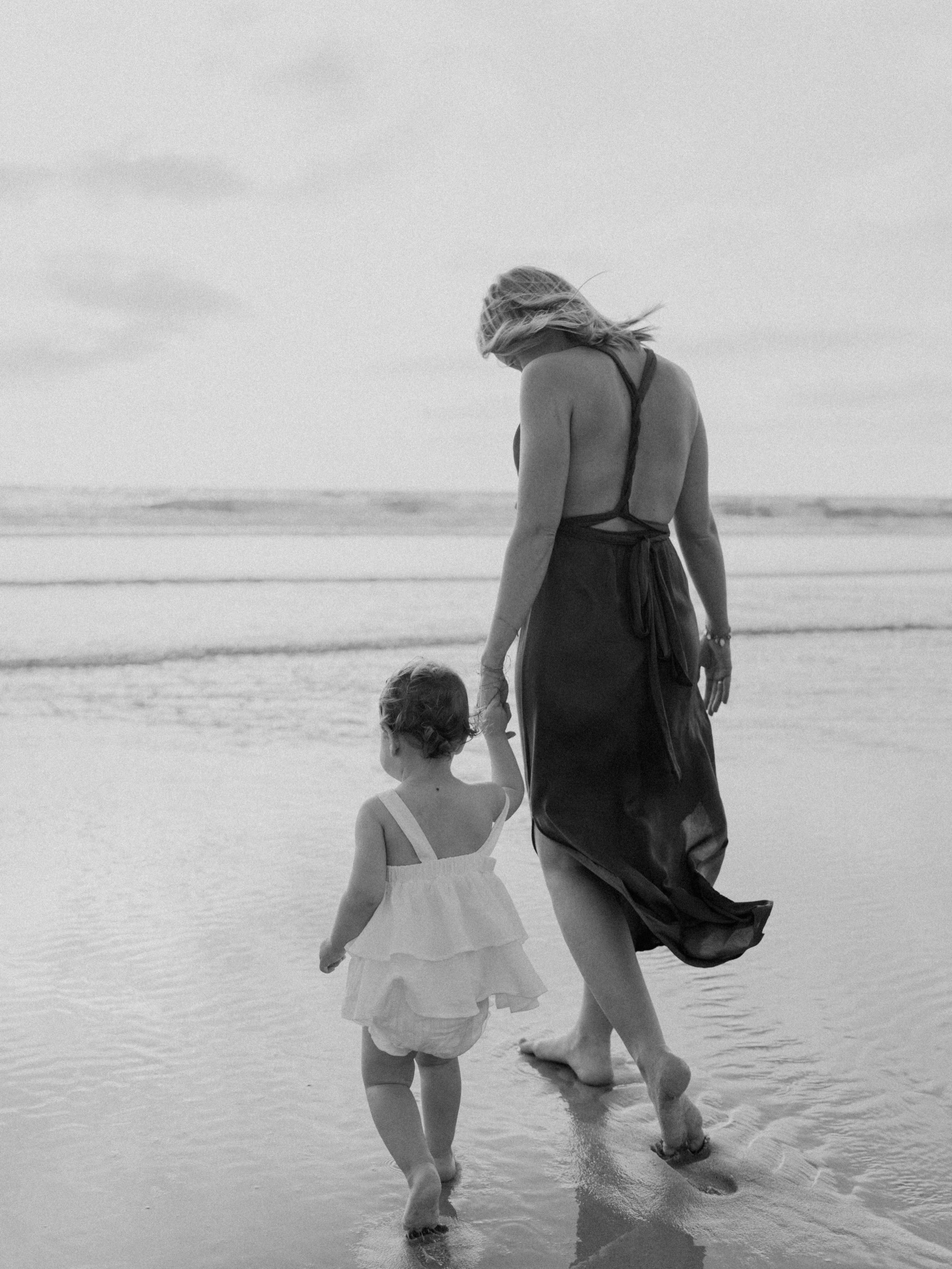 Vos enfants sont toujours les bienvenus ! ✨

Il arrive, pour une séance grossesse, vous me demandez s’il est possible de faire des photos avec vos enfants.

Un grand grand oui 🙌 

Ils font partie de l’aventure, eux aussi, et je serais toujours là plus heureuse de pouvoir vous créer de beaux souvenirs avec eux !

Comme toujours, je cherche à vous créer une galerie la plus complète possible, avec des photos de vous seule, en couple (lorsque c’est possible avec les enfants), en famille (avec de beaux moments partagés) et des portraits d’eux aussi. 

Les enfants sont géniaux en séance ! Leur spontanéité me permet toujours de créer des images naturelles et j’adore ça !

Alors, pendant une séance grossesse, profitons en pour vous créer un maximum de beaux souvenirs 🙌

———

Je suis Laetitia, photographe spécialisée dans les séances photo de grossesse et de famille, sur le Bassin d’Arcachon. Je souhaite que les mamans reprennent leur place dans les photos de leur famille.

[ shooting / grossesse / bébé / maman / parents / plage / photographe / professionnel ]