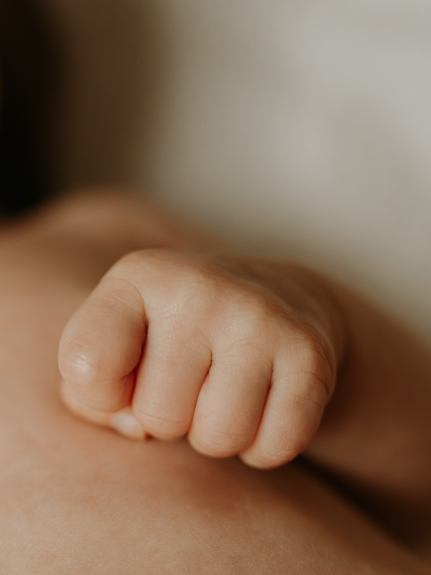 Il y a plein de façons de raconter une histoire. Et quand je suis en séance ou que je prépare vos photos, forcément je suis influencée par mon rôle de maman. 

Parce que je sais ce que c’est d’admirer son bébé, de sentir son odeur, d’être émerveiller devant ses mini doigts et ses pieds encore tout ronds. D’avoir dans ses bras l’être le plus cher à nos yeux et, en même temps, le découvrir. 

Alors, pendant une séance naissance, j’aime zoomer sur ce que vous vous voyez et admirez. Pour que vous puissiez ne jamais l’oublier. 

______

Je suis Laetitia, photographe spécialisée dans les séances photo de grossesse et de famille, sur le Bassin d’Arcachon. Je souhaite que les mamans reprennent leur place dans les photos de leur famille.

#shootingfamille #seancephotonaissance
#jeunemaman #jeunemaman2026