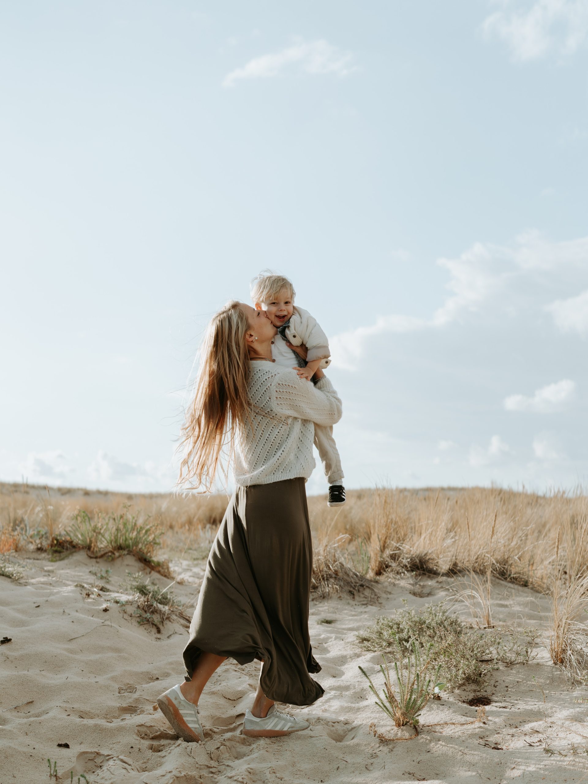 Avec l’automne qui arrive, j’ai envie de vous repartager cette séance mère & enfant que j’aime beaucoup. 

Un moment rien que pour eux, à jouer dans la forêt et dans le sable, avec une vue incroyable. 

Ce petit bonhomme ne se souviendra peut-être pas de ce moment avec sa maman mais il pourra s’y replonger autant de fois qu’il le souhaite à travers ces photos !

____

Je suis Laetitia, photographe spécialisée dans les séances photo de grossesse et de famille, sur le Bassin d’Arcachon. Je souhaite que les mamans reprennent leur place dans les photos de leur famille.